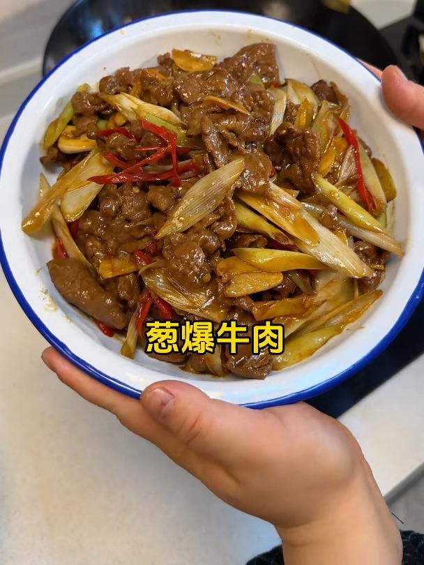 这道葱爆牛肉葱香四溢,牛肉嫩滑,最重要是超级简单又下饭!