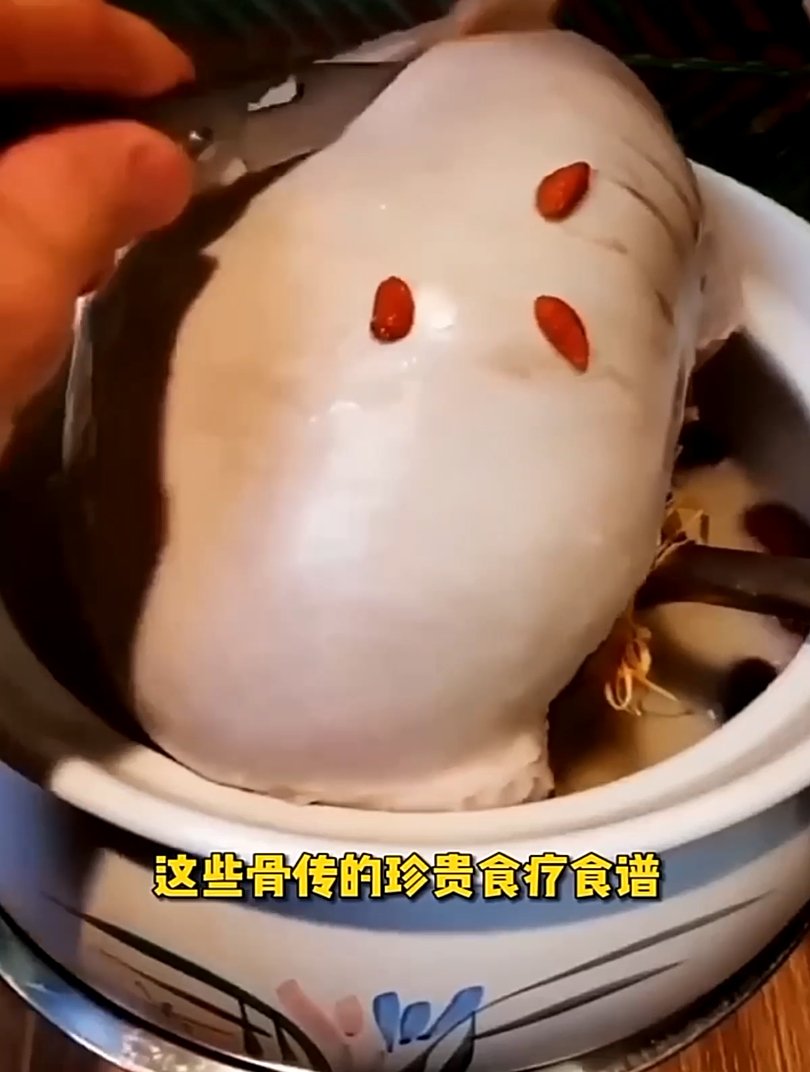 猪蹄炖花生,腰酸背痛别错过这道美食,家庭必备