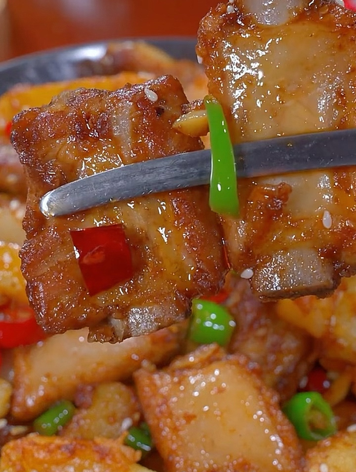 在家做干锅排骨不要用油炸,试试我这个方法干香入味