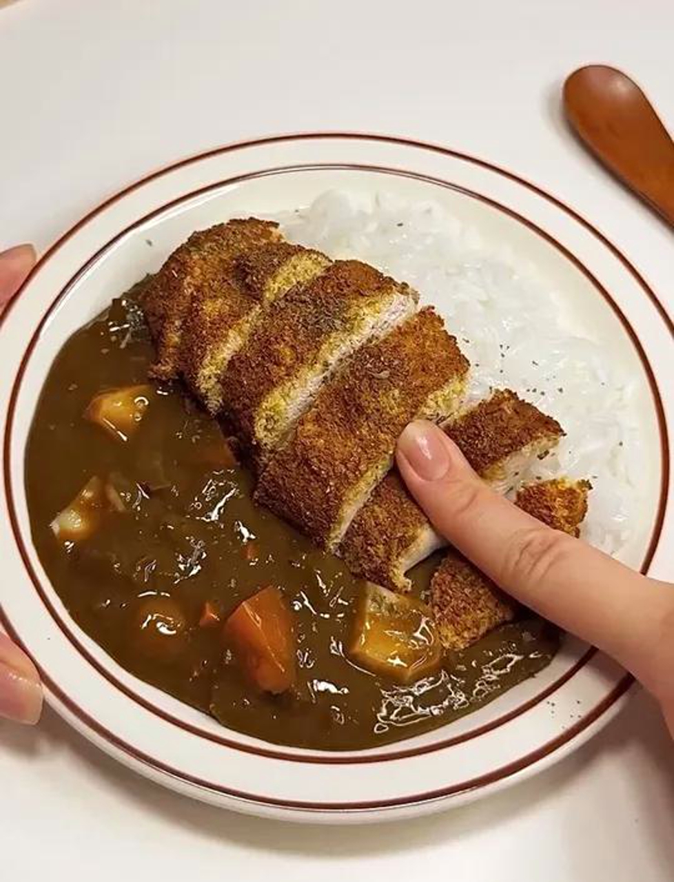 香喷喷的炸猪排咖喱饭,快来尝一口!