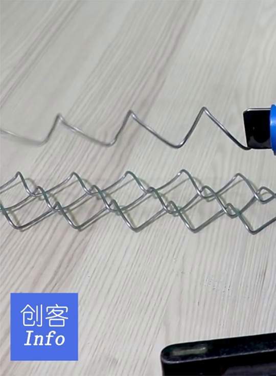 DIY小型电动勾花铁丝网加工小工具,可以自己动手加工铁丝网了