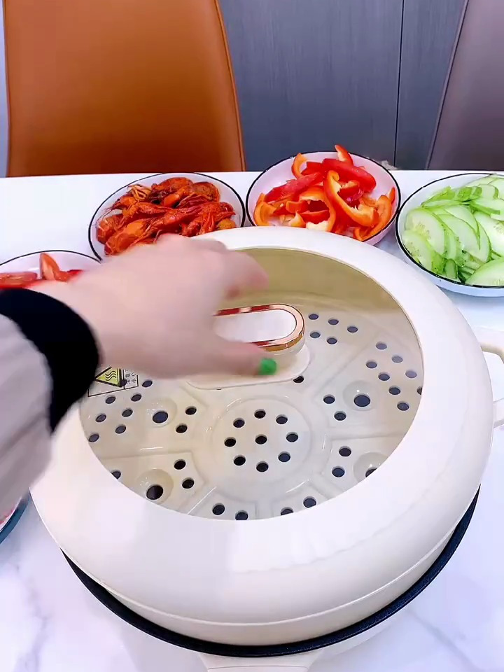 多功能一体锅,炒菜、煮饭、涮火锅,都非常方便。容量大不粘锅!