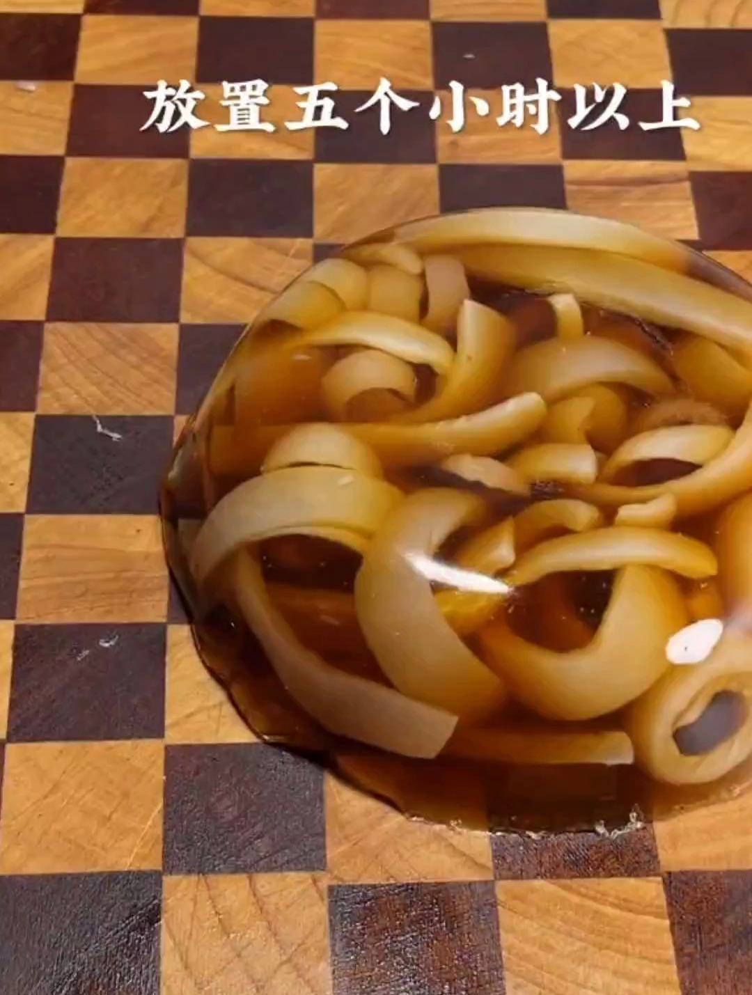 家里吃剩的肉皮别再扔了,今天教你做皮冻