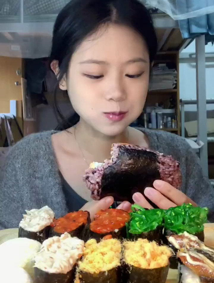 今天是寿司紫米饭团