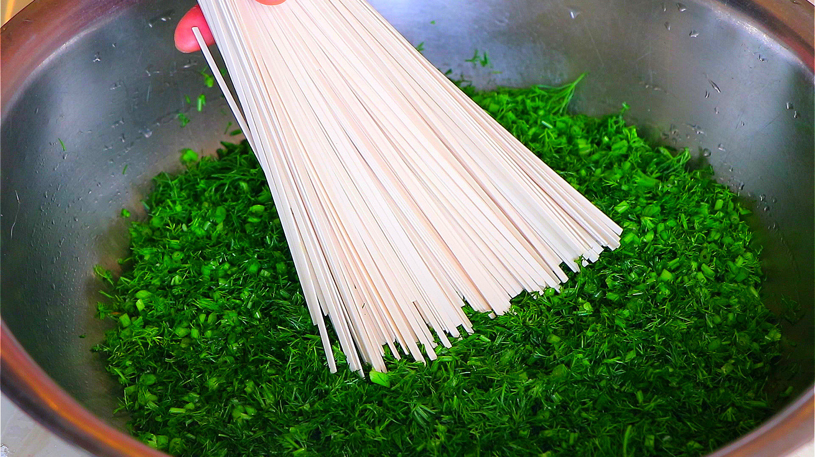 茴香里加1把面条太香了,我家10顿有9顿这样吃,营养美味,真解馋