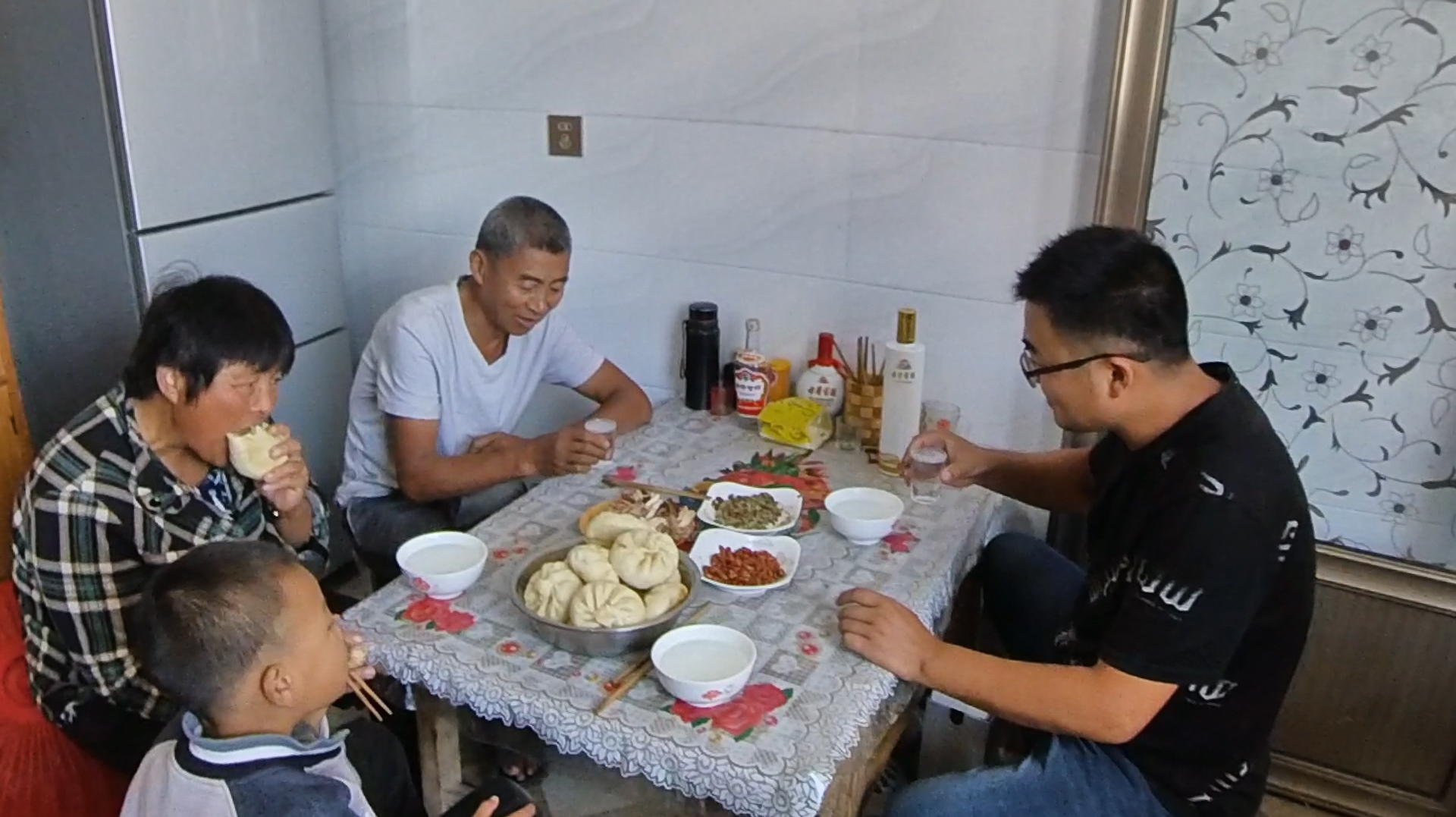 我给媳妇炖老鸭煲,老妈包超级大肉包子,撕只烧鸡,喝点酒真过瘾