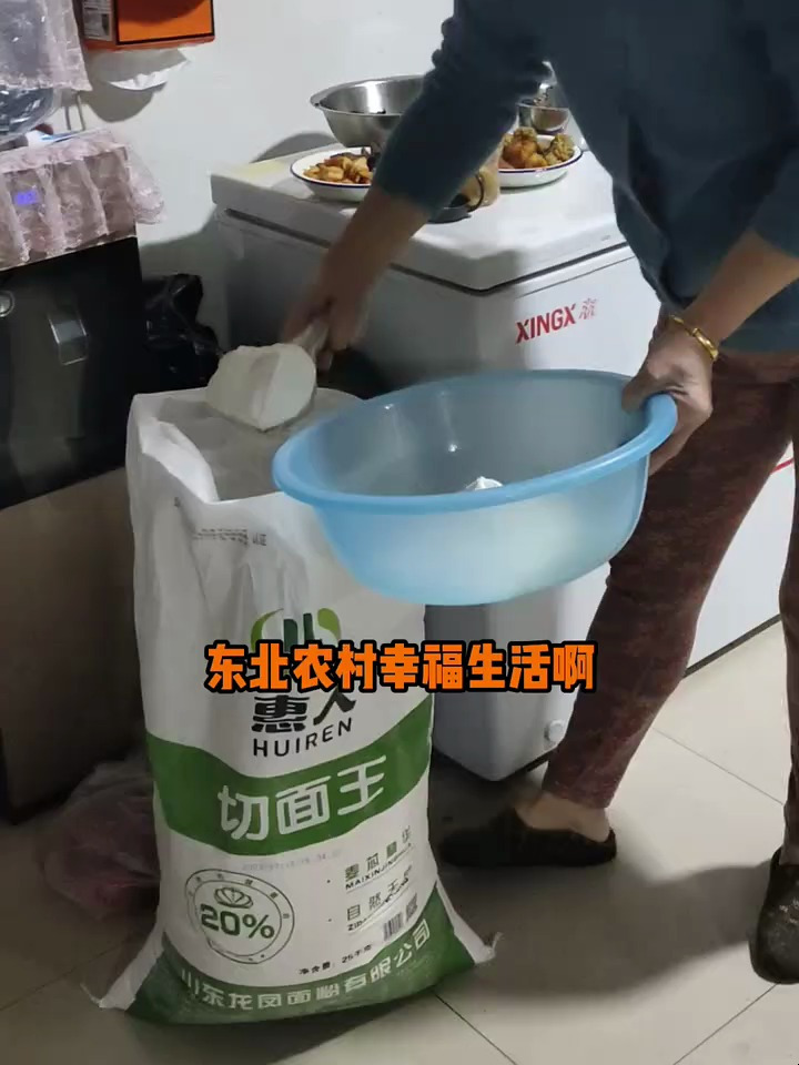 东北农村蒸大馒头