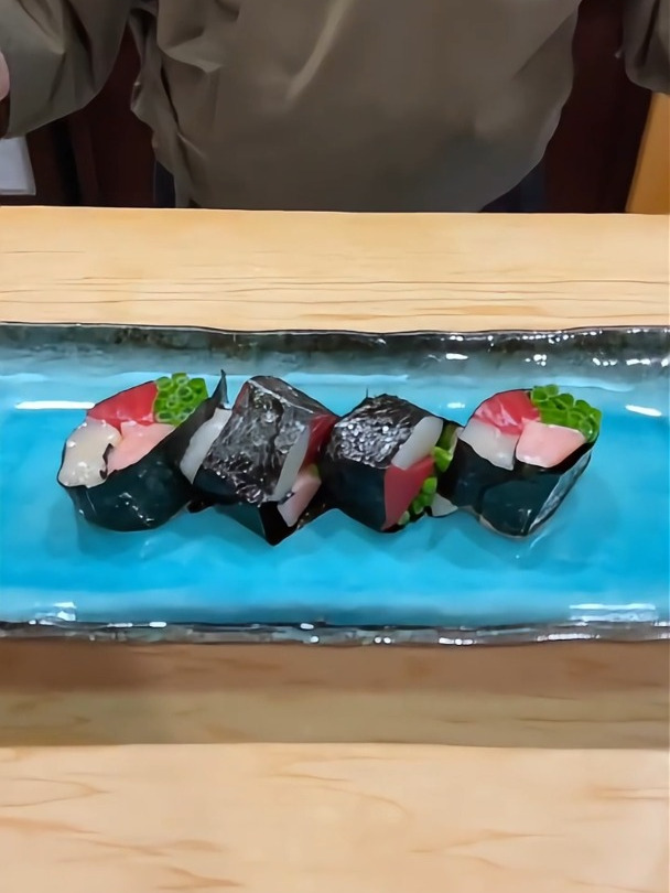 深海馈赠,卷起海洋记忆:海鲜寿司卷,一口一个海洋的清新与鲜美