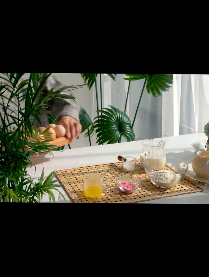 新的一年做个粉嫩少女心的草莓班戟吧!