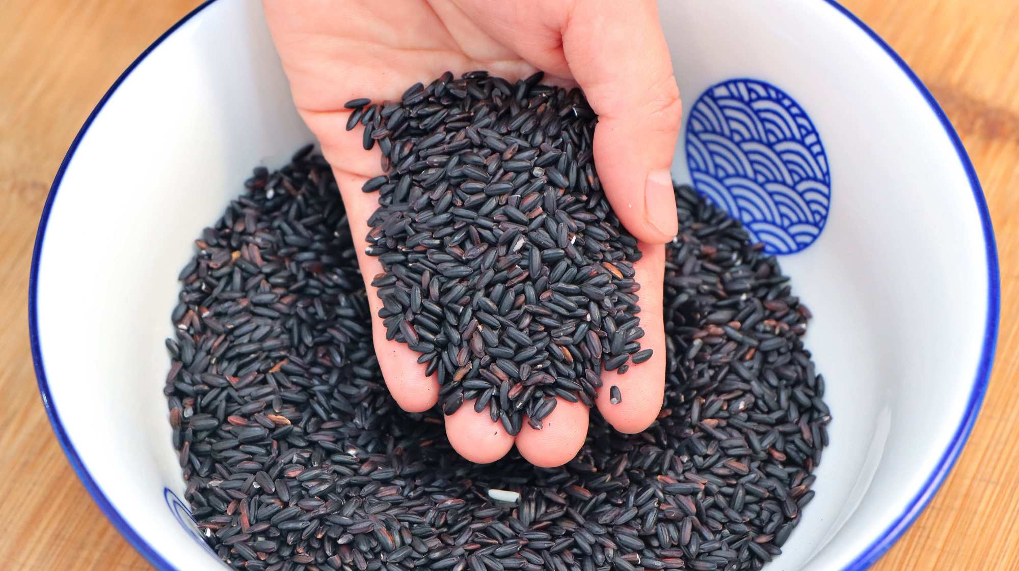 #美食创作者扶持计划# 钟南山院士推荐天冷多吃黑米,不打米糊不熬粥,松软筋道有营养