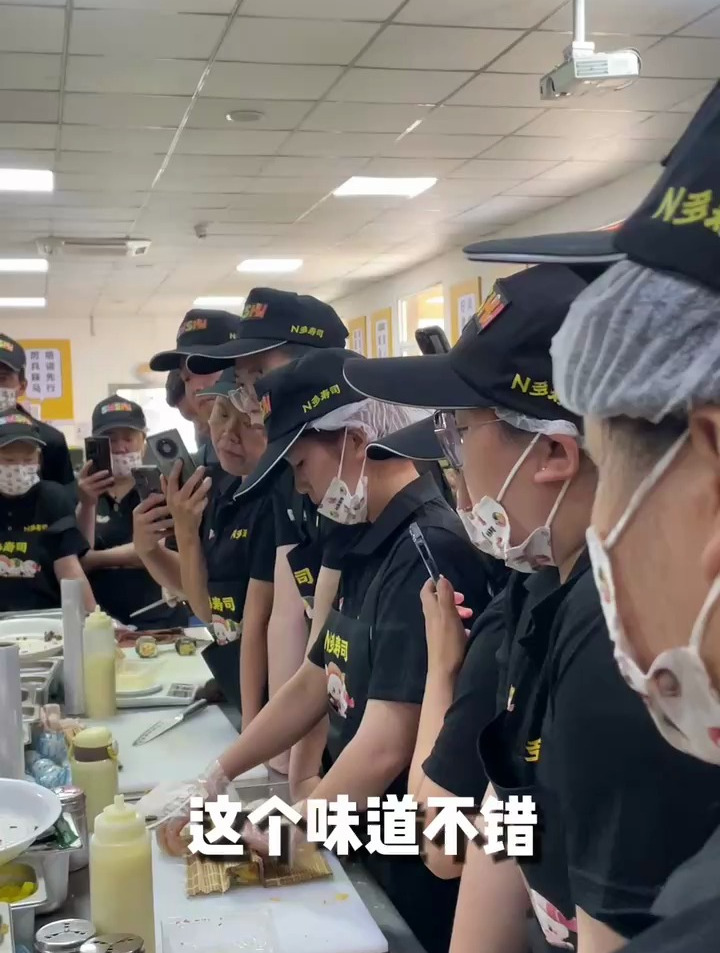 2023年N多寿司第17期加盟商培训实操课程进行中—蟹柳鱼籽加州卷