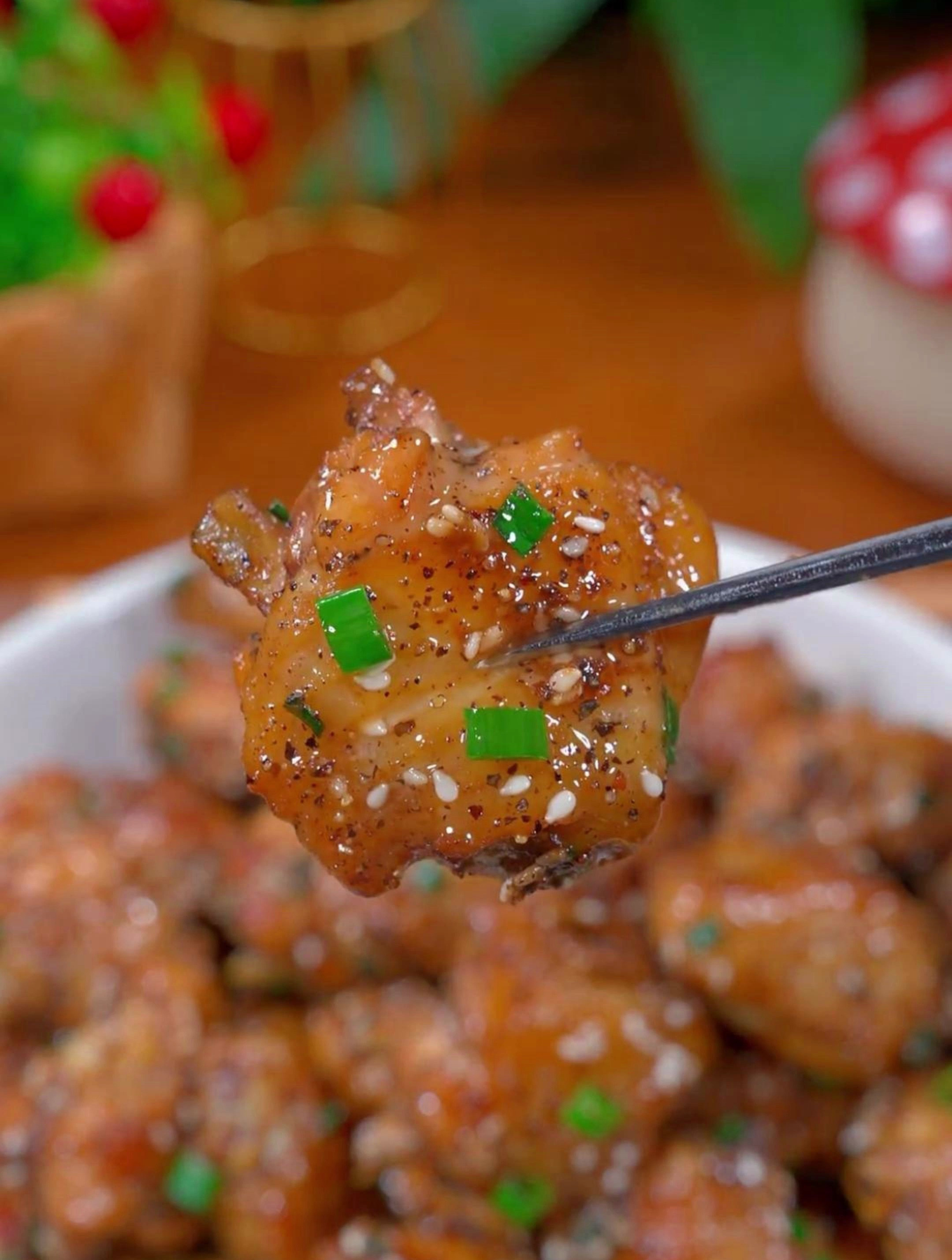 这样做的黑椒焗鸡翅外焦里嫩,孩子一口一个太香了