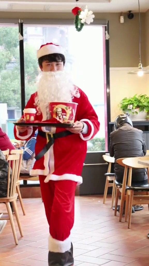 还有十多天就圣诞节了!圣诞子墨送祝福啦(▿)kfc限定版