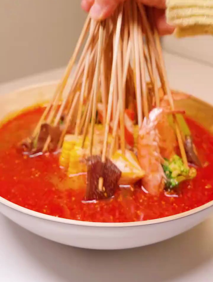 钵钵鸡里加面你吃过没?一口串串一口面,巴适惨喽