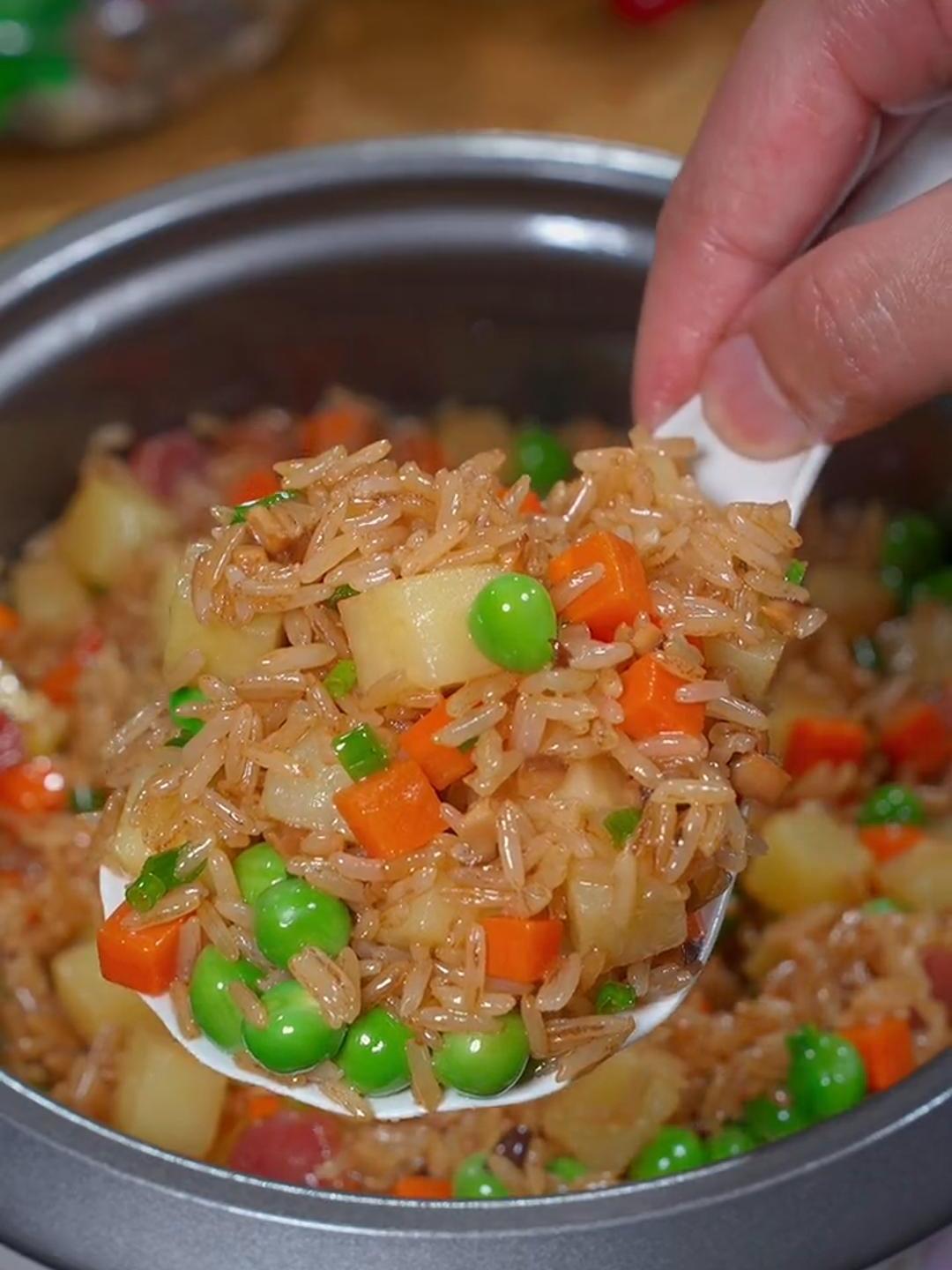 妈妈们一定要学会这个土豆腊肠焖饭,软糯的米饭搭配各种蔬菜