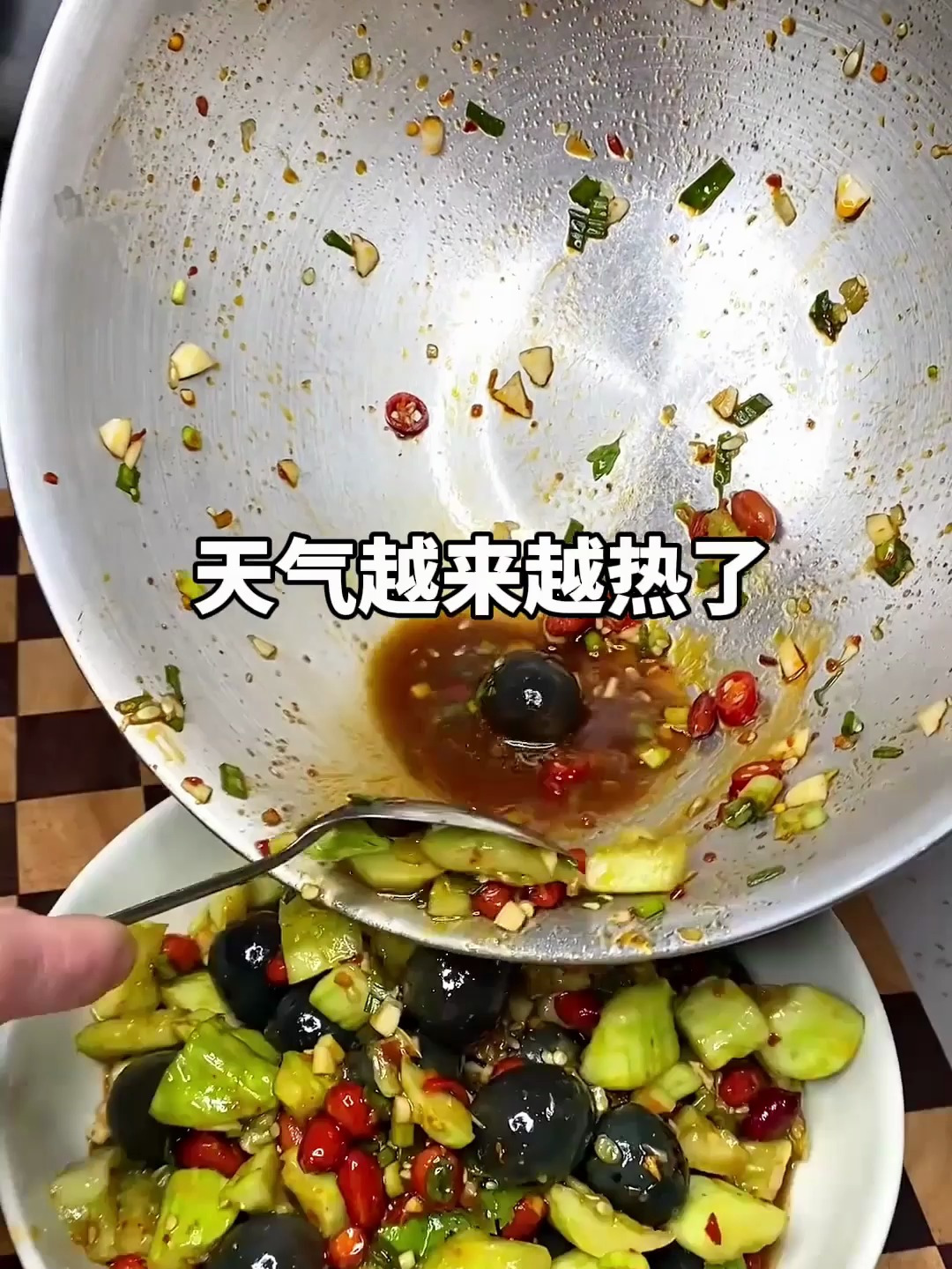 天气越来越热了,就适合吃凉拌菜,凉拌黄瓜皮蛋安排起来吧