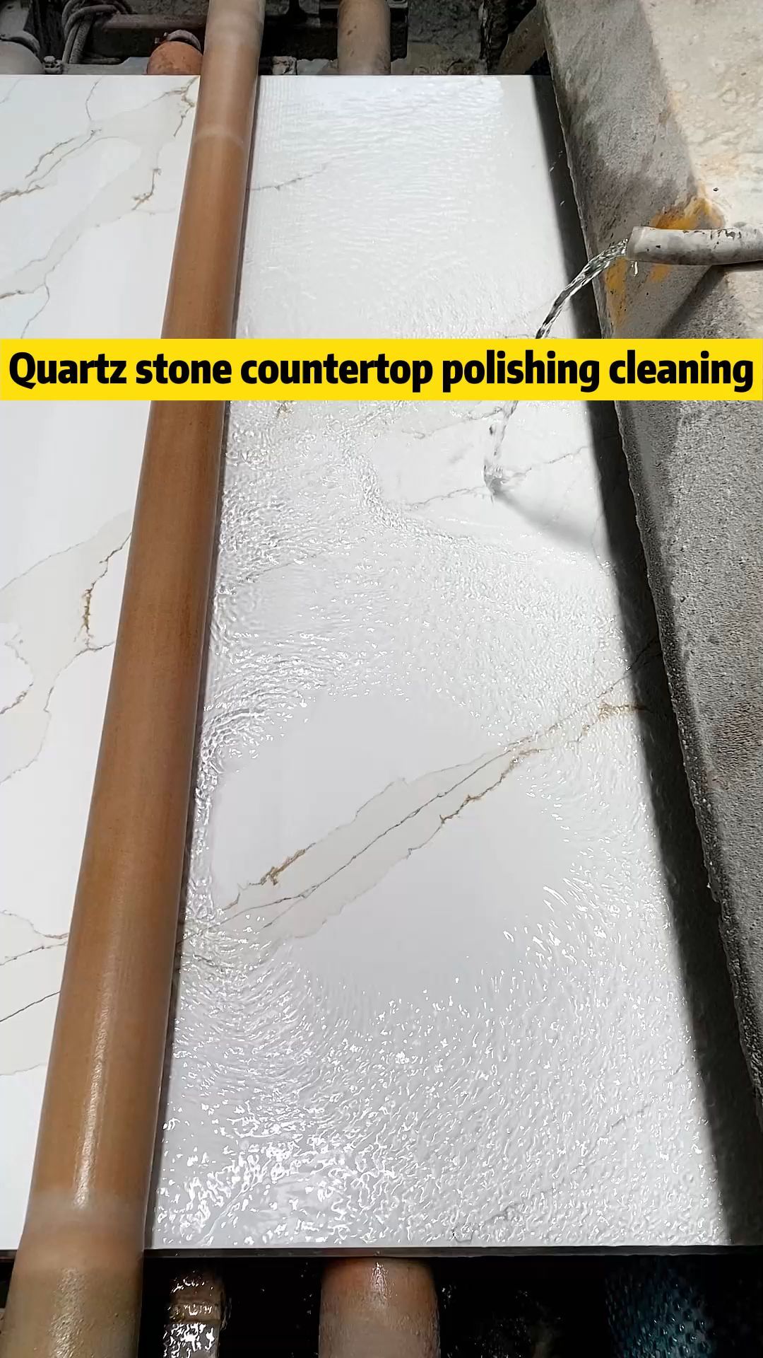 石材工厂:抛光后的鱼肚白石英石