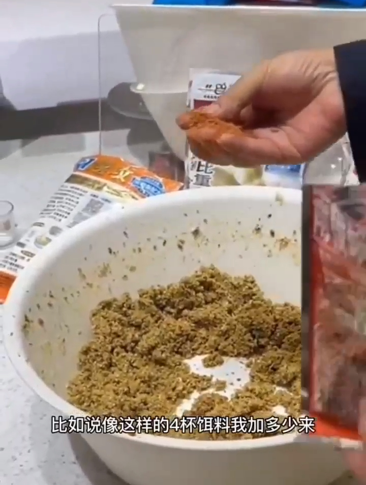 冬季开饵的时候适量加入磷虾粉,增加饵料鲜腥,诱鱼迅速发窝快!