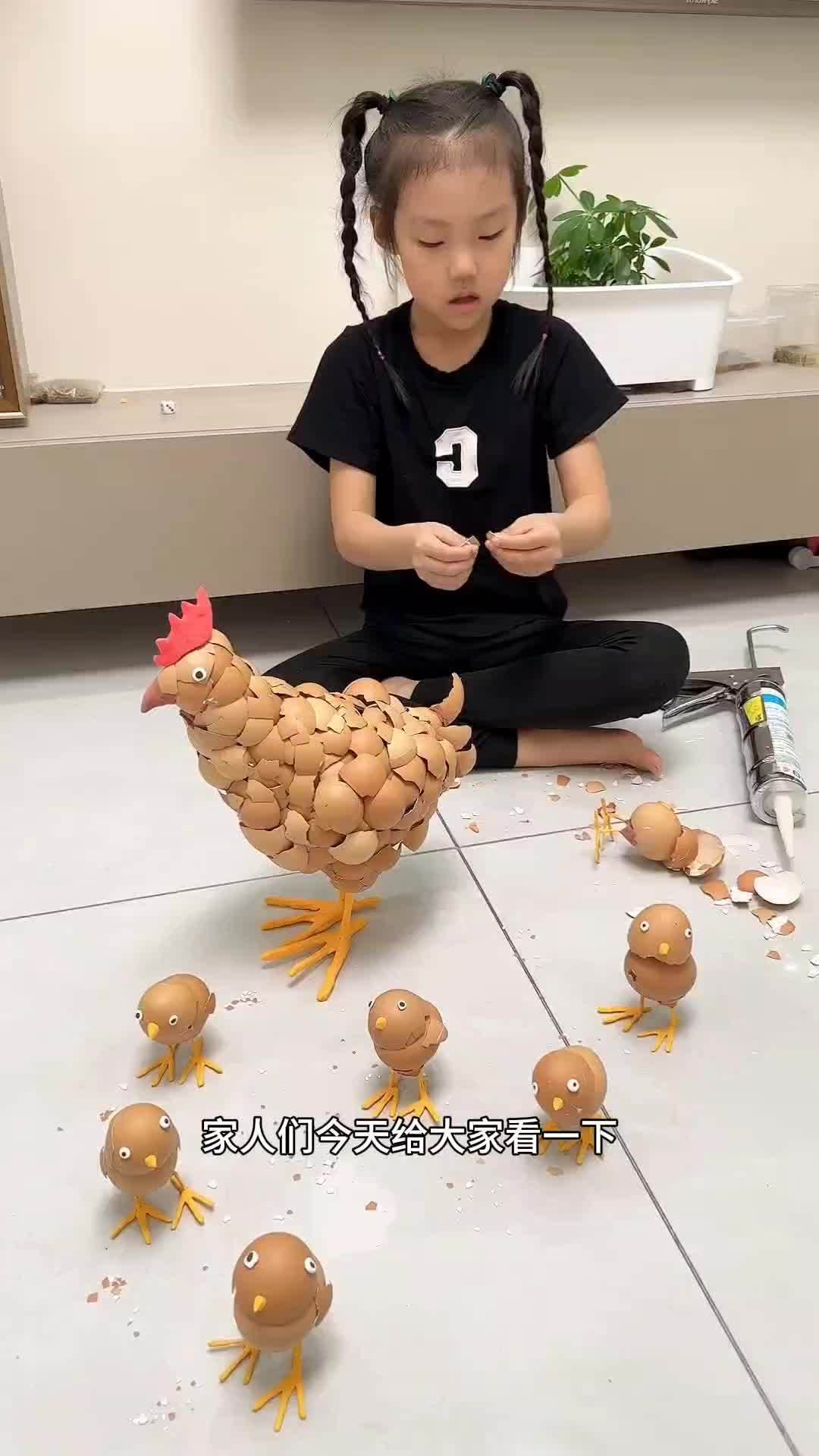 熊孩子又来整活儿,居然用鸡蛋做了个公鸡