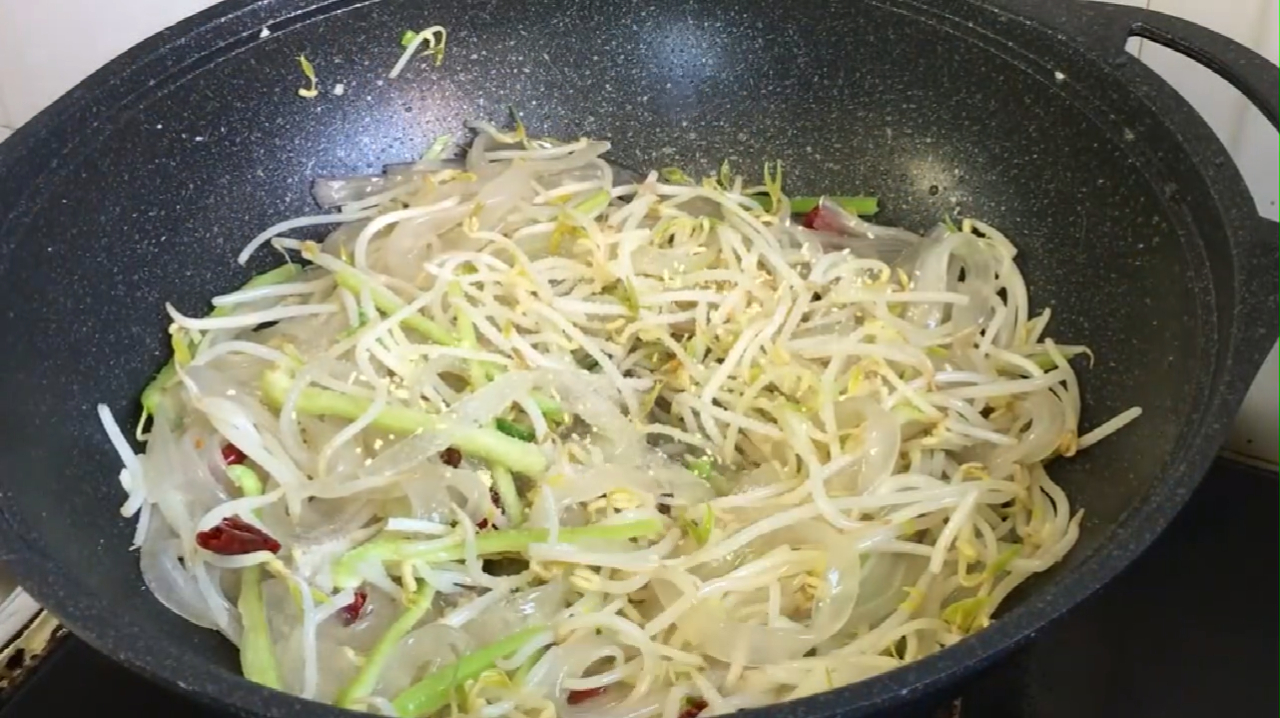 绿豆芽炒粉条好吃的做法,简单易学,好吃美味,我家一周吃3次!