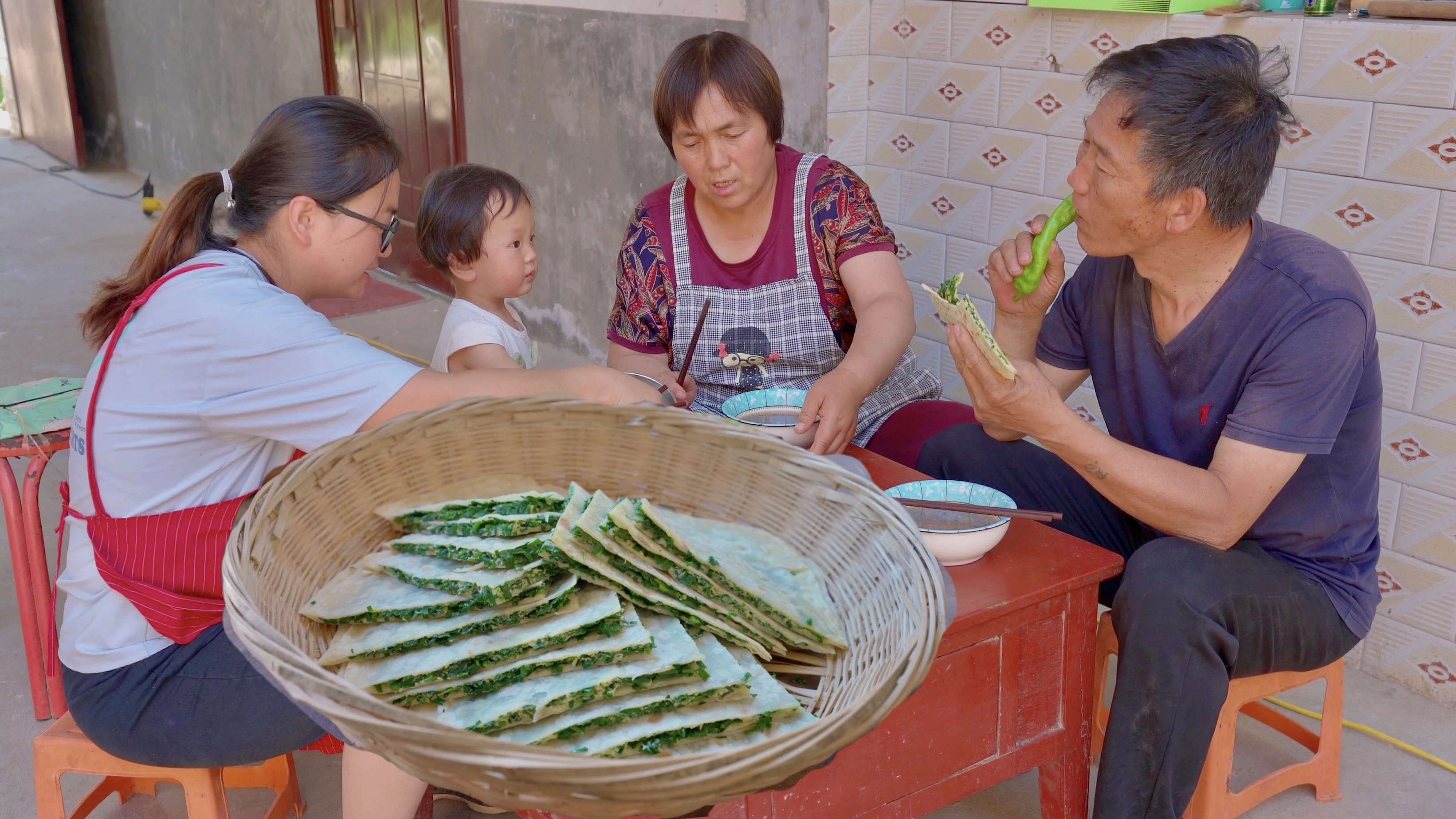 门口割把韭菜，做几个韭菜鸡蛋盒子，皮薄馅香美得很！