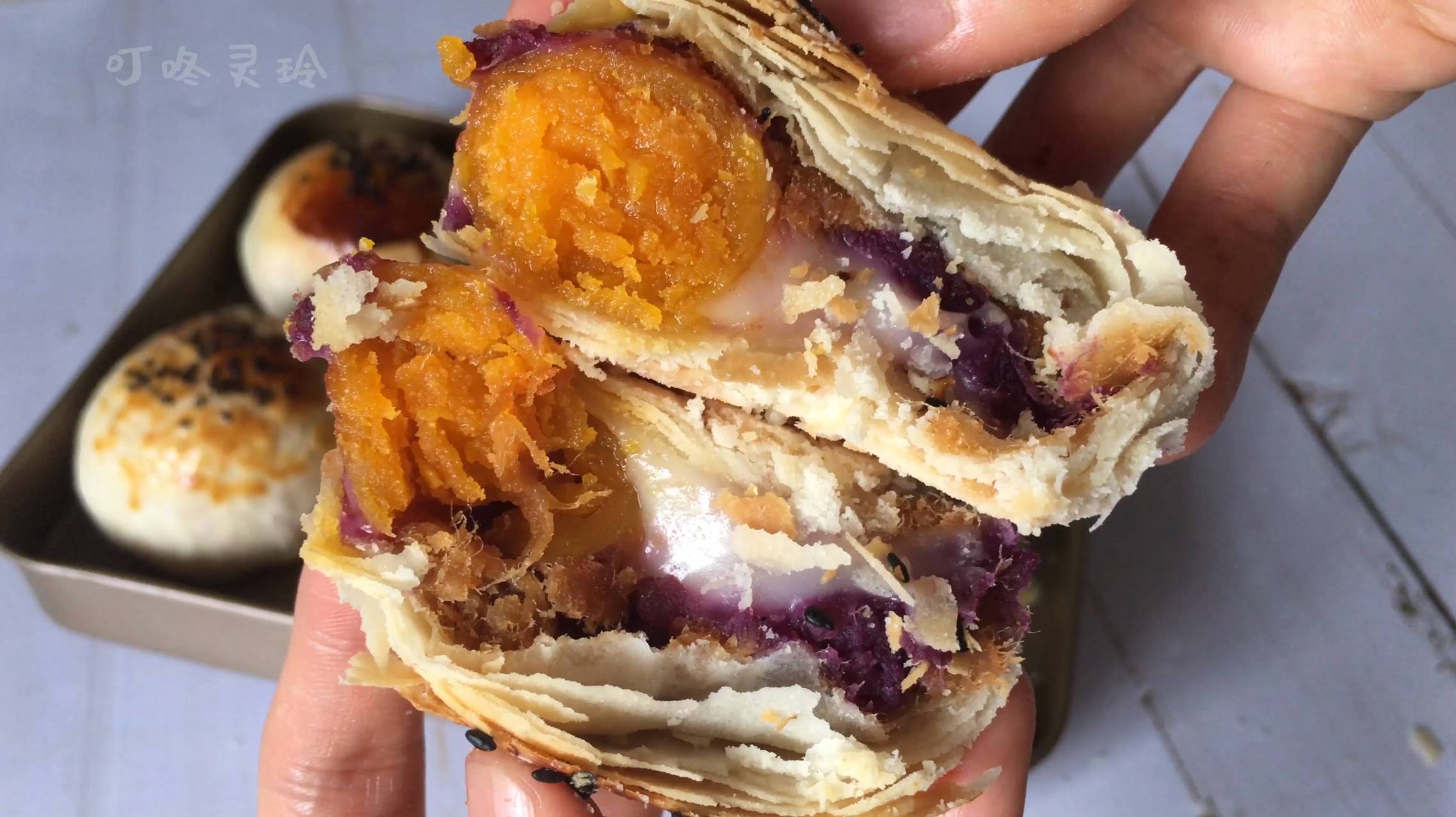 超级美味的麻薯紫薯肉松蛋黄酥,香酥不腻,口味丰富,料多馅足