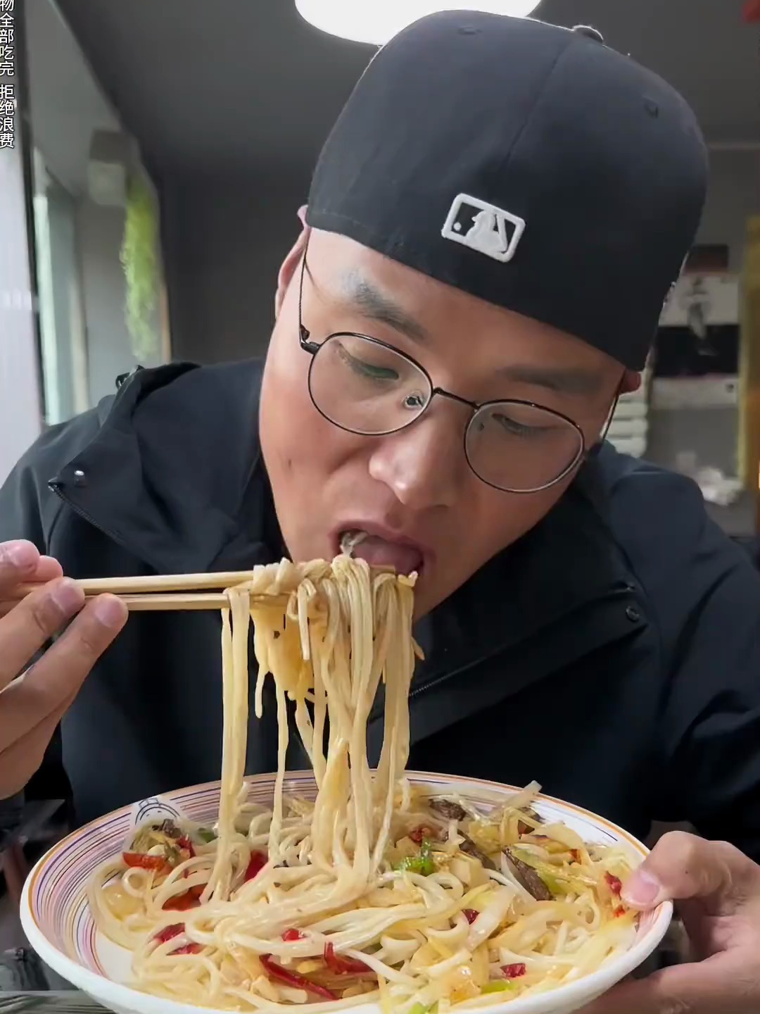 吃酸菜土豆丝拌面,一口气加18个面,怎么越吃越饿!