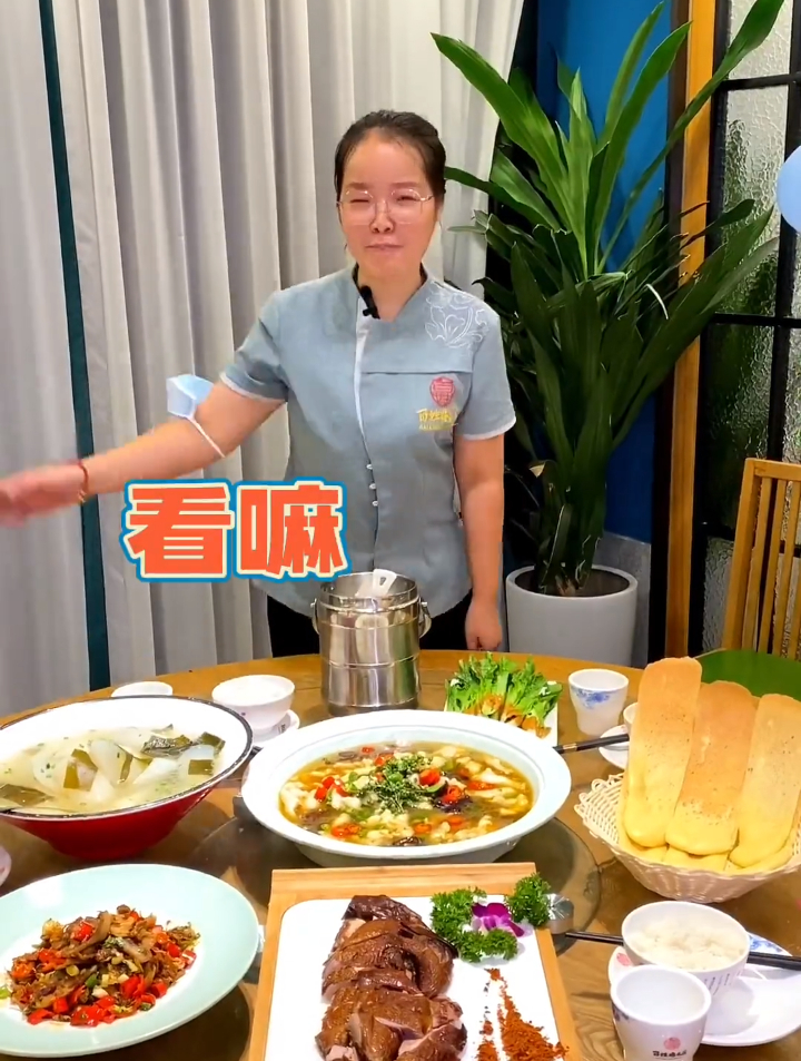 这么大桌“鸡毛店”川菜才99而且还是3-4人餐包米饭!