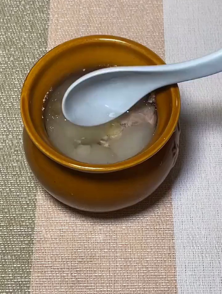 家里有娃的可以试试雪梨瘦肉汤,清润甘甜,小孩爱喝