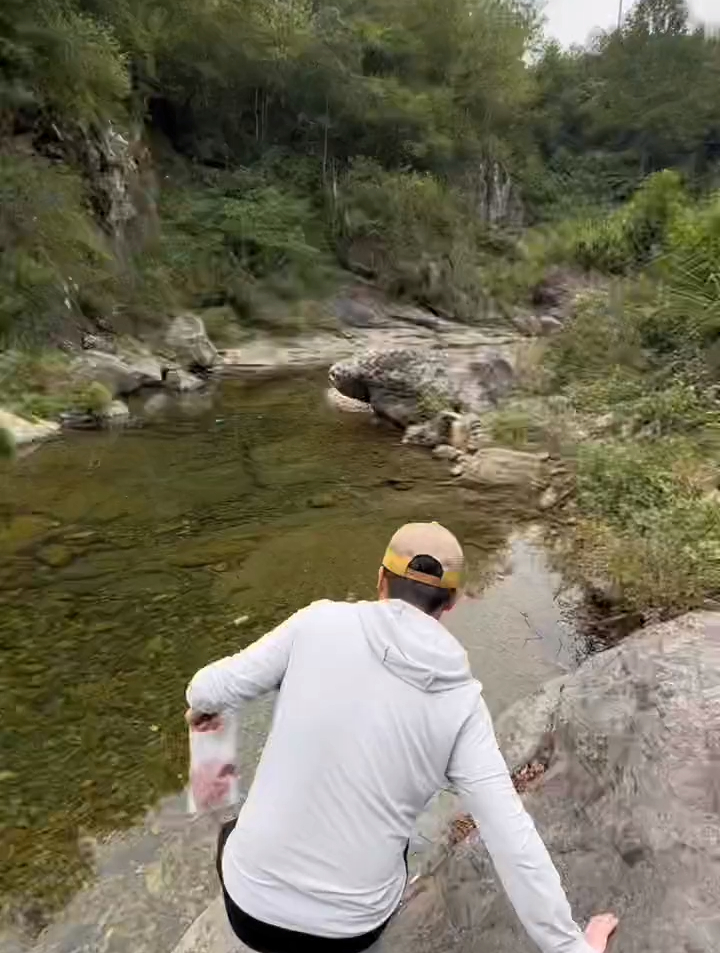 跋山涉水钓溪石斑鱼 溪流钓