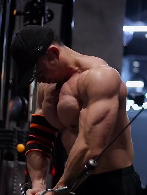 肌肉男演示正确的夹胸方式