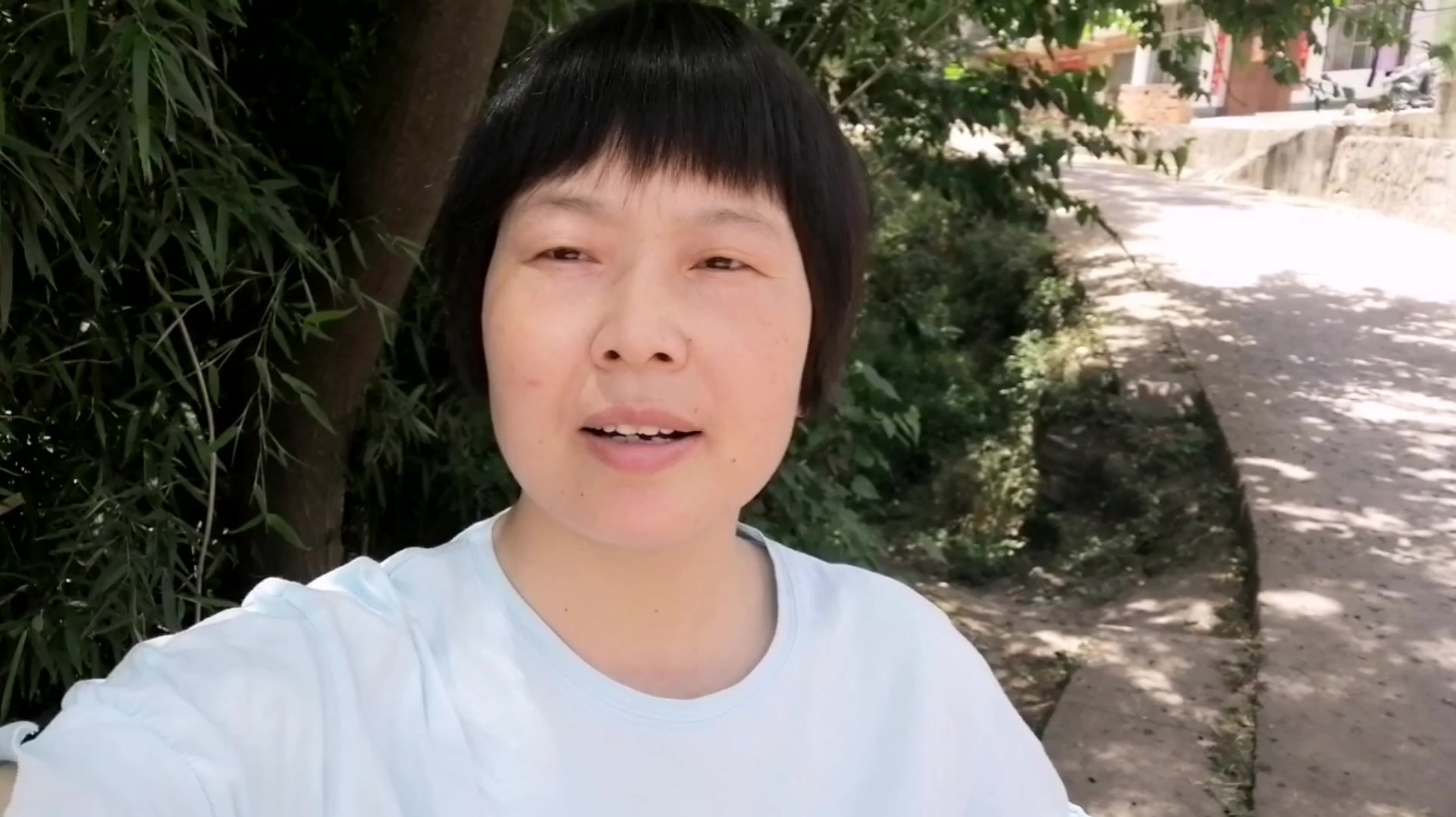 农民打收油菜籽,非要大中午太阳最晒的时候,打完饭都不想吃