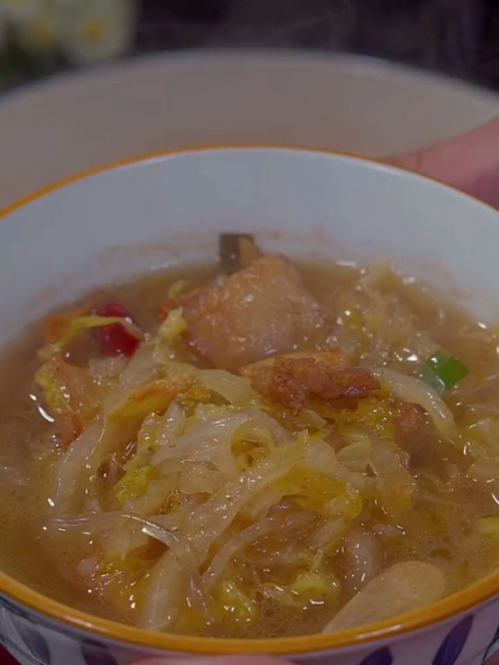 东北的酸菜炖粉条你可一定要尝尝,酸辣过瘾,越吃越想吃
