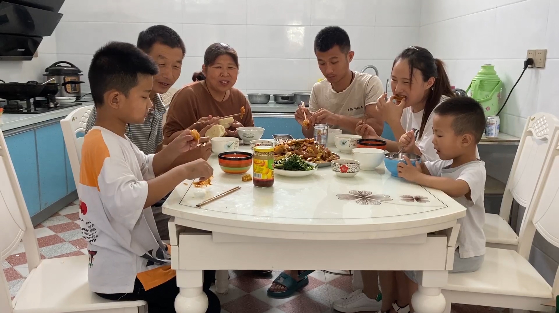 媳妇做麻辣香锅,大虾配上5种食材炒一锅,这一大托盘吃着超实惠