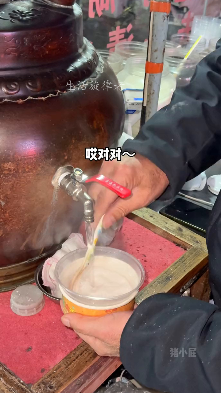 深夜偶遇叔叔的莲子羹小摊!9块一杯,叔叔竟然加了枸杞,糯叽叽的还能拉丝!
