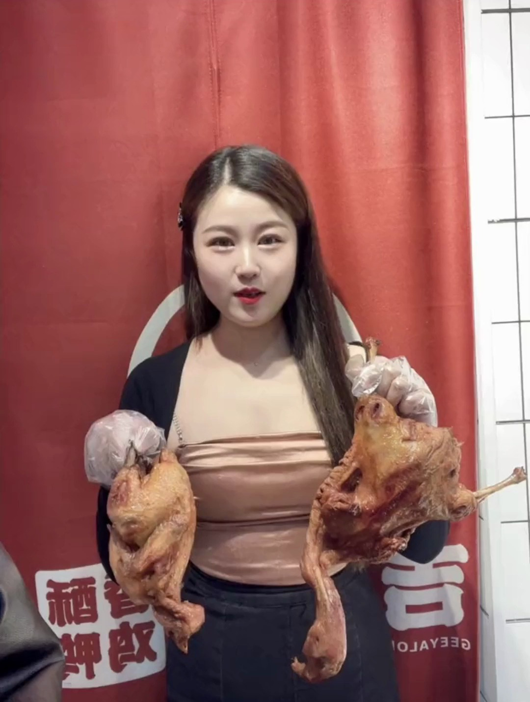 香酥鸡22.8香酥鸭19.8,限量1000只