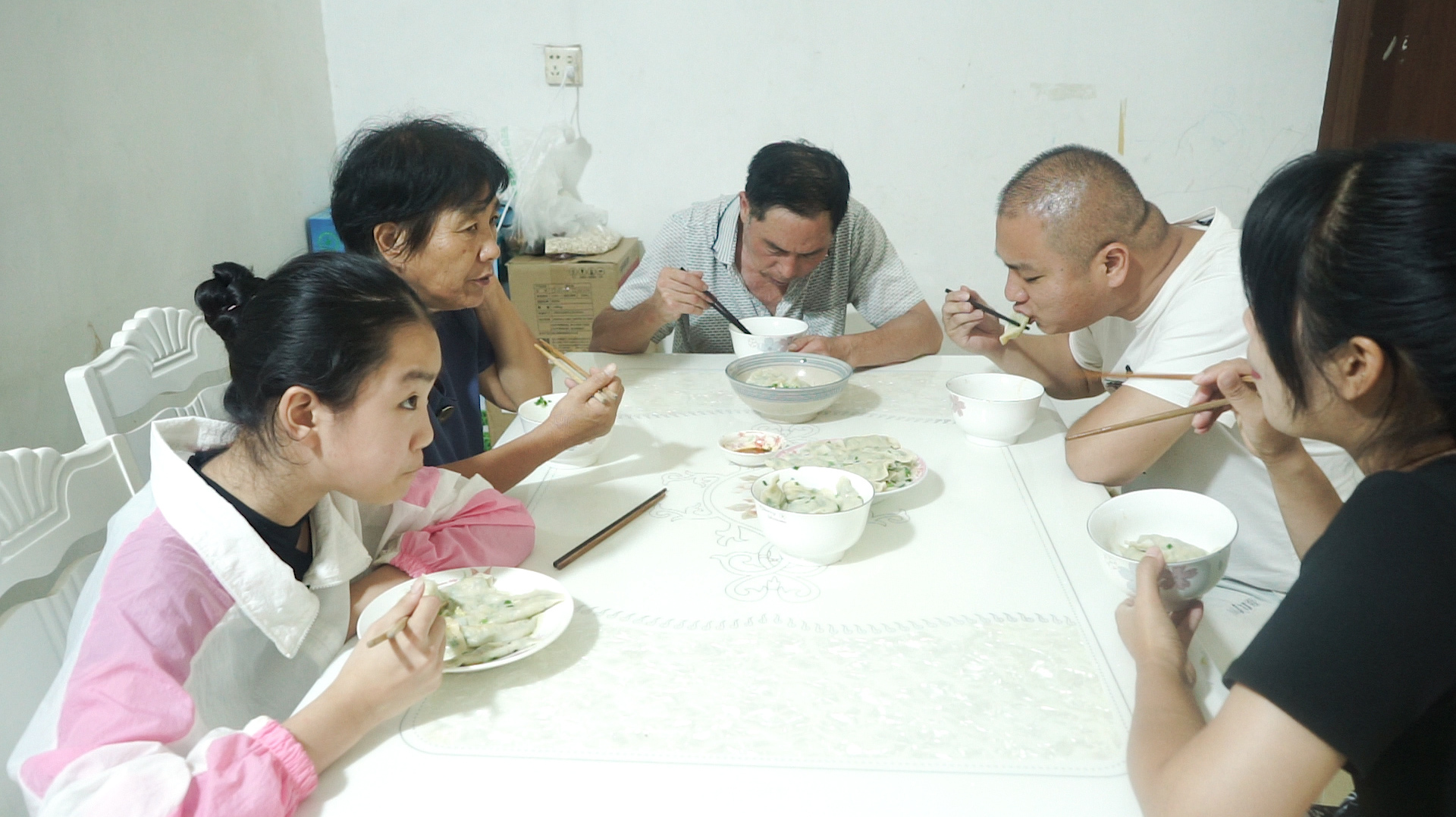 农村妈妈包韭菜水饺有妙招,加入一袋方便面,鲜嫩多汁真好吃