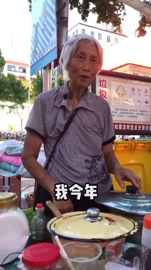 一中门口79岁奶奶,卖了40年的娃娃鱼,成为人民路的美食标志