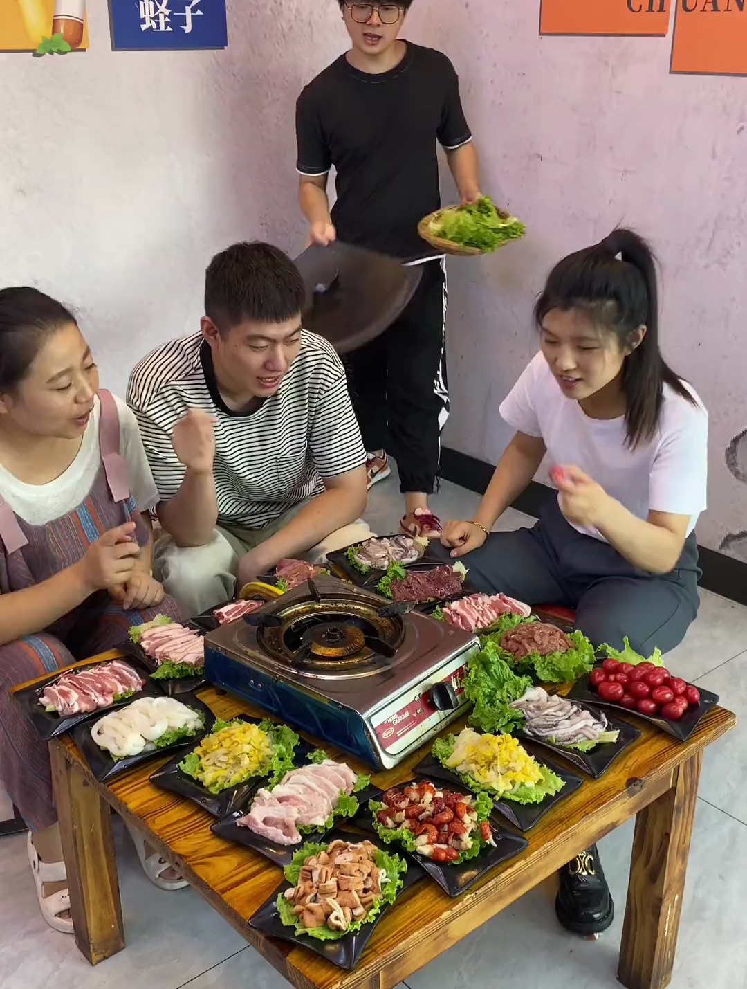 学锅叉子烤肉,倒入腌制好的各种肉类好吃美味,你们那里有吗?