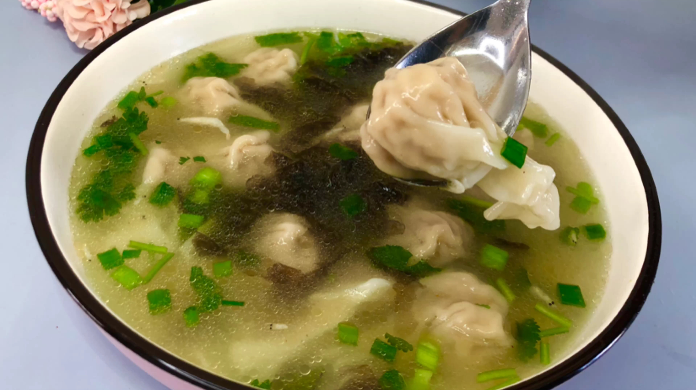 馄饨馅为什么比饺子馅鲜滑嫩?因为调馅手法不同,教你方法在家做