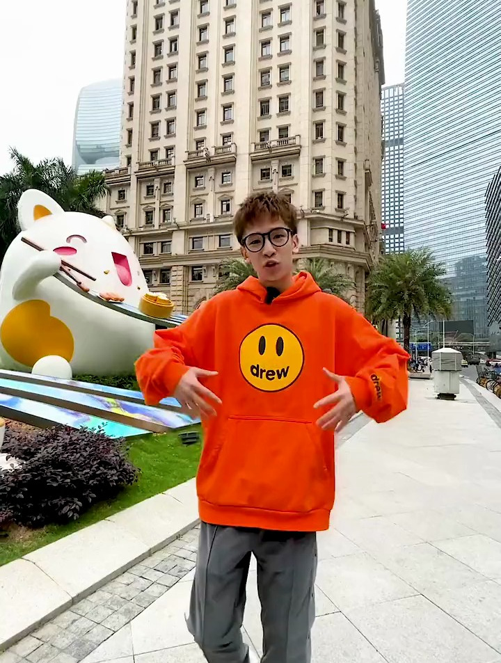 全程只管吃,服务员端菜到桌的“瘫痪式”服务是啥感觉?