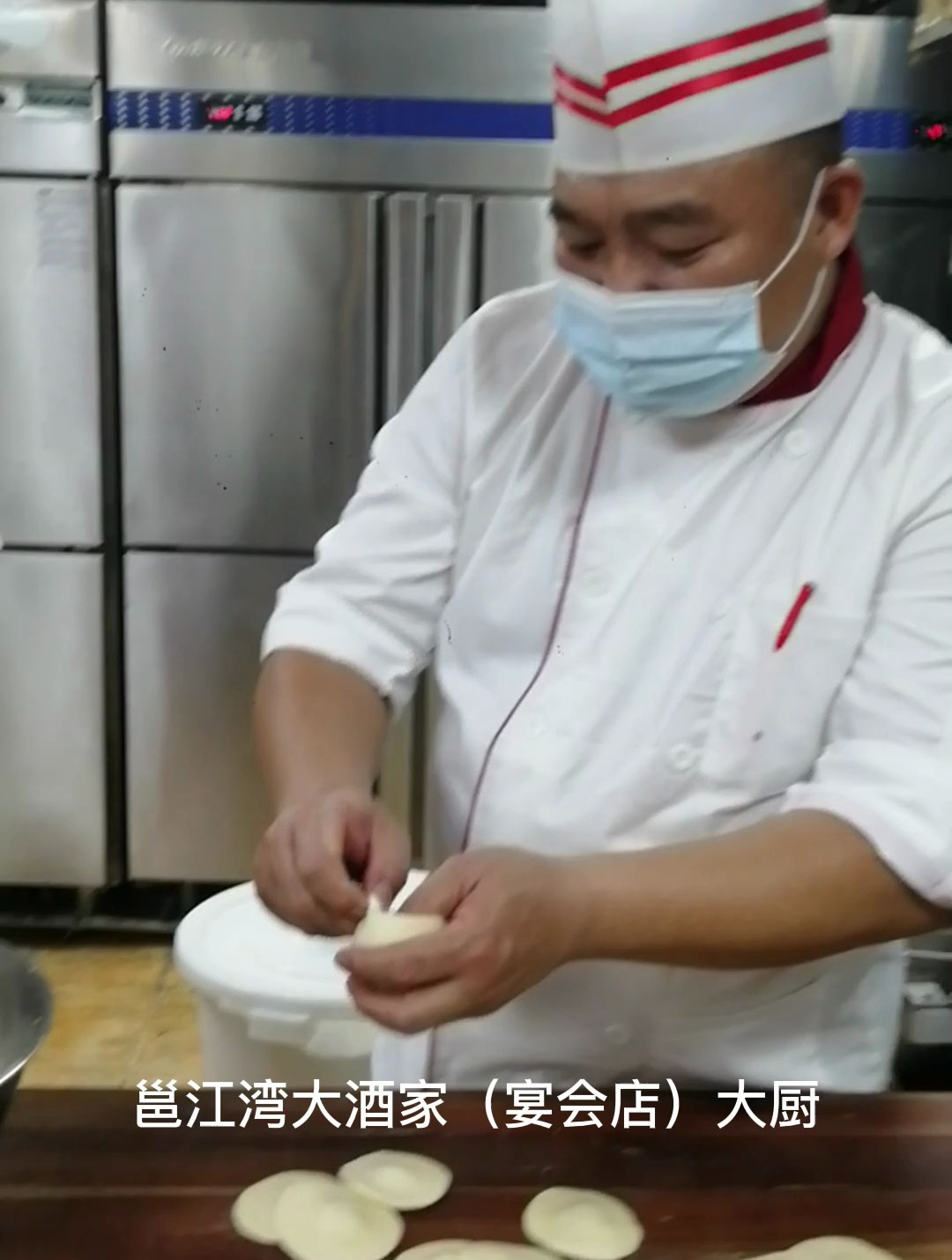 邕江湾大厨每天现场擀面,烤包子,就爱吃纯手工的银丝燕麦包