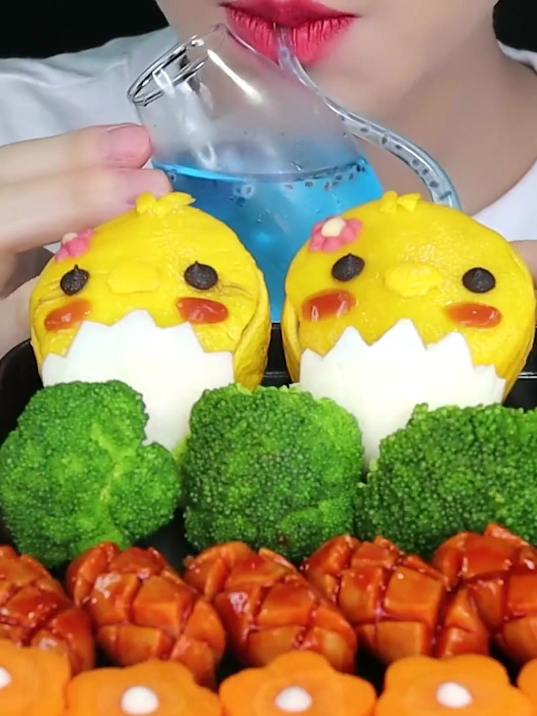 美食ASMR:漂亮嘴巴吃动物面包