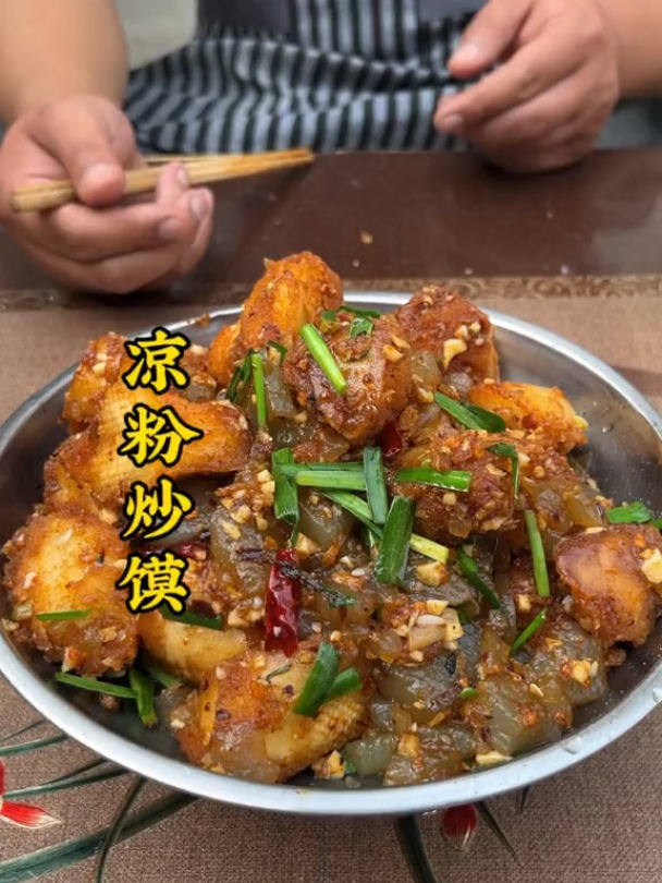 凉粉炒馍,大家都爱吃,在家做不好,今天它来了