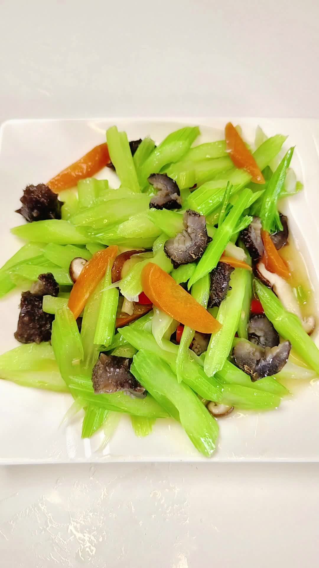 平日有三高的朋友可以多试试海参炒芹菜