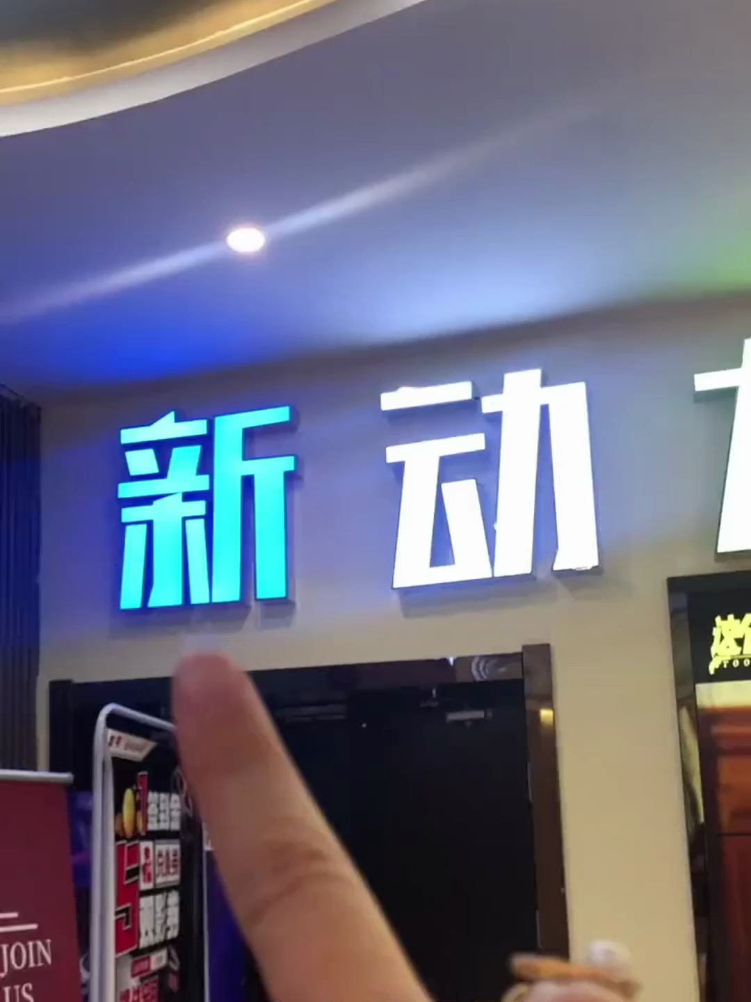 49.9两张电影票还有爆米花和两杯可乐哦