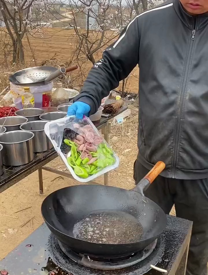 马路边的辣炒猪儿肠,一道大家没吃过的美味佳肴