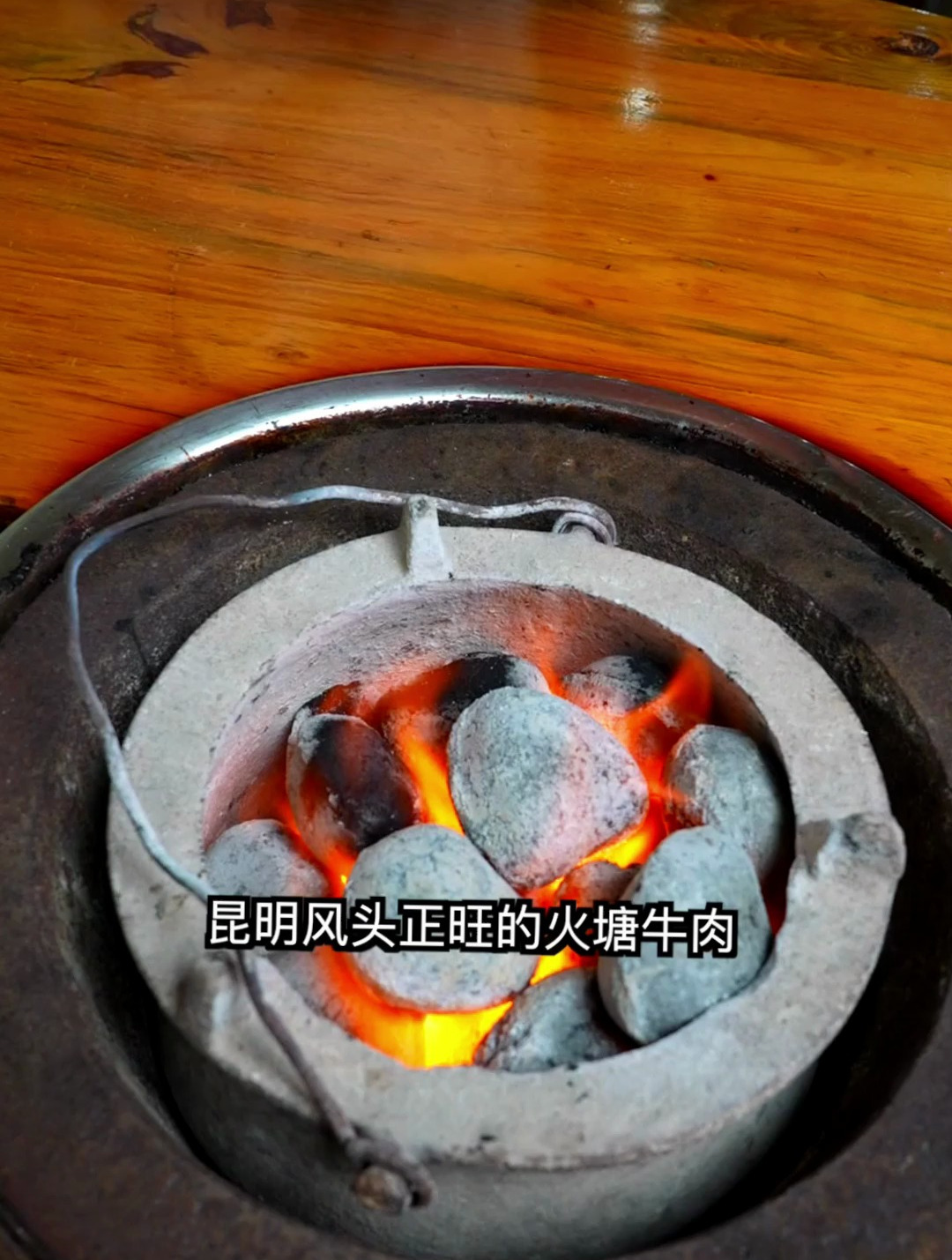 疯狂的路边店,30张桌子一天要坐135桌,老板去年给员工买6套房子