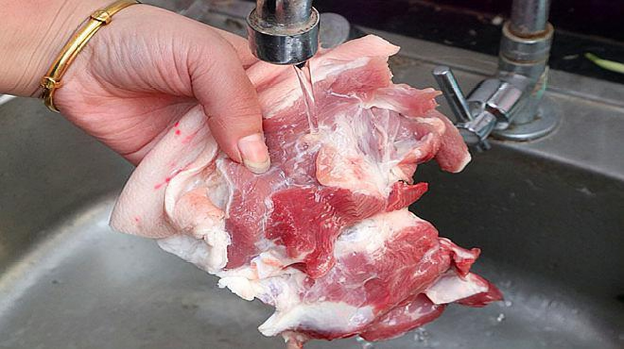 猪肉还在用清水洗么?现在知道还不晚,快告诉家里人!