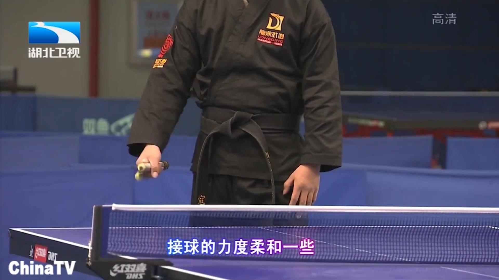 用双截棍打乒乓球?乒乓球运动员与双截棍大师,谁打得更好?